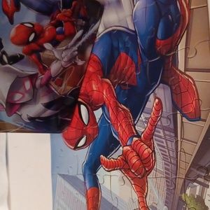 Spiderman 48 piece puzzle and lunchbox